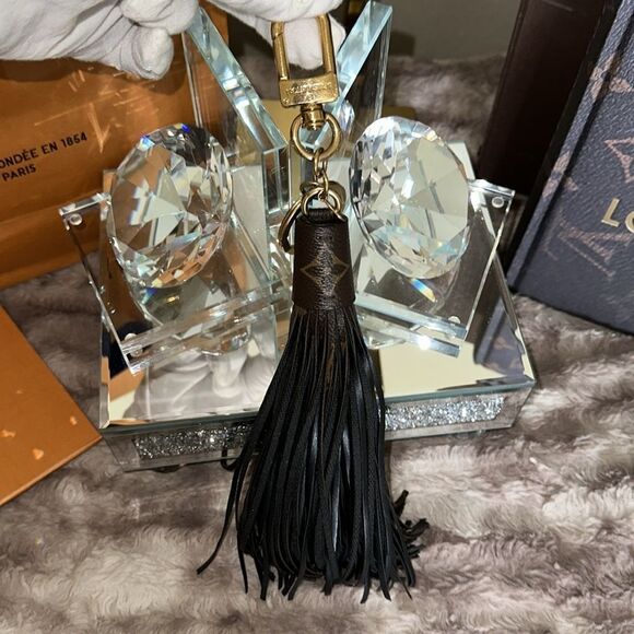 LOUIS VUITTON Signature Leather Tassel Bag Charm EUC MP1768 - Picture 2 of 7